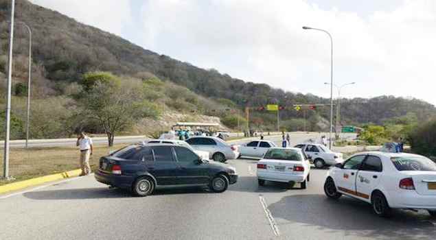 En Nueva Esparta, taxistas se declaran en “hora cero”