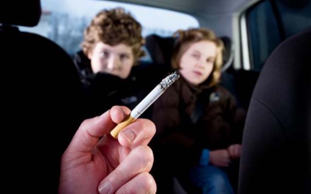 En el Reino Unido, estará prohibido fumar en un carro en donde vayan niños