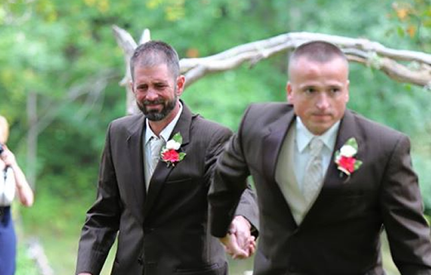 ¡Conmovedor! Mira lo que hizo este papá cuando iba caminando con su hija al altar (Video)