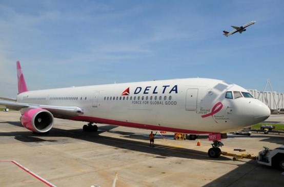 Avión rosa llega a México para concienciar sobre el cáncer de mama