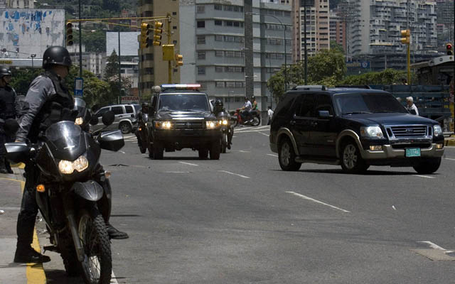 CAR04. CARACAS (VENEZUELA), 09/05/11.- El presunto narcotraficante Walid Makled llegó hoy, lunes 9 de mayo de 2011, a Caracas extraditado desde Colombia, en un vuelo que aterrizó en el aeropuerto capitalino de La Carlota. Makled fue introducido en un vehículo y llevado en caravana hasta la sede del Servicio Bolivariano de Inteligencia (SEBIN). EFE/Harold Escalona