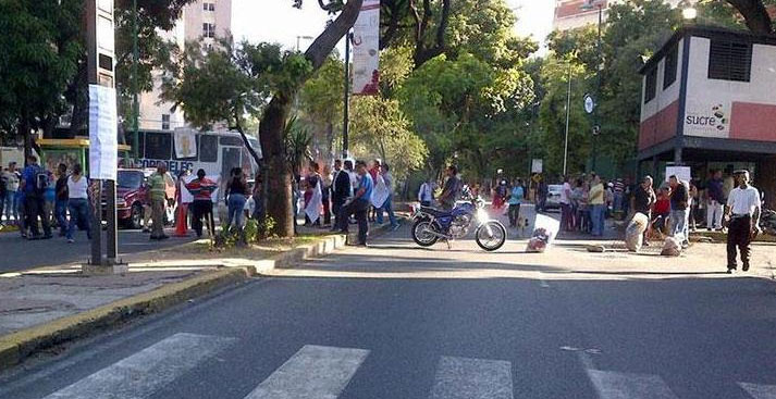 Habitantes de El Marqués trancan la av. Sanz por la inseguridad