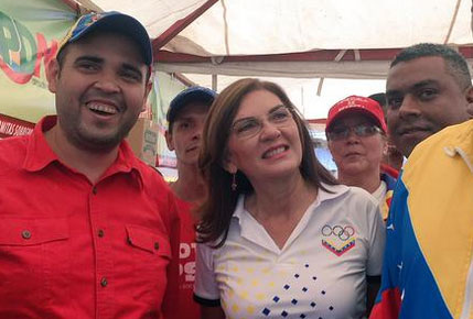 A Jacqueline Faria le parecen “sabrosas” las colas para comprar alimentos (VIDEO)