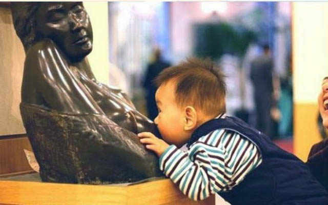 ¡Para morir de ternura! Mire lo que hacen estos niños cuando ven una estatua (FOTOS)