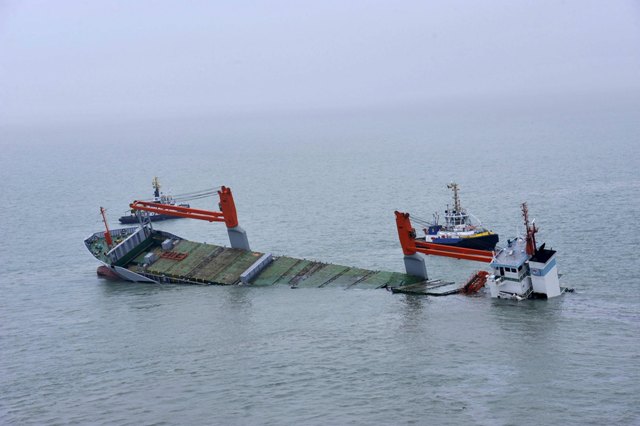 Carguero holandés Flinterstar es visto hundirse después de chocar con el petrolero con bandera de la isla de Marshall Al-Oraiq, que también sufrió daños en la colisión, en el Mar del Norte de la costa belga, 6 de octubre de 2015. El pequeño carguero holandés hundió la madrugada del martes después de chocar con el petrolero en el Mar del Norte de la costa belga, dijo el holandés guardacostas. Todos a bordo fueron rescatados. La portavoz de la Guardia Costera dijo Vanessa Strijbosch 11 de los 12 tripulantes del carguero holandés Flinterstar fueron rescatados de las gélidas aguas del Mar del Norte, y uno estaba siendo tratado por hipotermia. El 12 todavía estaba a bordo. REUTERS