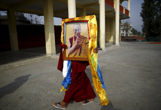 Un monje tibetano lleva un retrato del exiliado líder espiritual tibetano, el Dalai Lama, durante una función organizada para conmemorar "Losar" o el Año Nuevo Tibetano, en Katmandú / REUTERS 