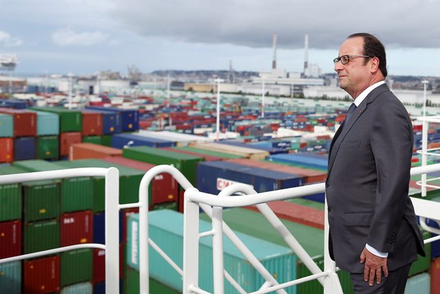 El presidente francés, Francois Hollande se encuentra a bordo del barco de contenedores CMA CGM Bougainville durante su toma de posesión en el puerto de Le Havre, Francia, 6 de octubre de 2015. REUTERS / 