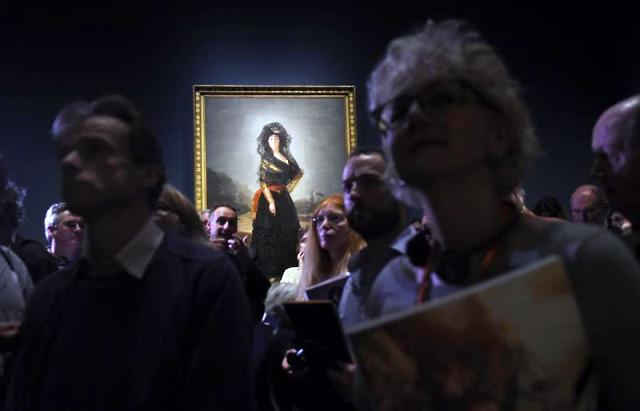 Varios visitantes se agolpan delante de la obra "La duquesa de Alba", del pintor español Francisco de Goya, durante la presentación de la muestra "Goya. Retratos" en la National Gallery de Londres (Reino Unido) hoy, 6 de octubre de 2015. La National Gallery de Londres presenta la mayor muestra de retratos de Goya, que reúne por primera vez más de la mitad de los 150 ejemplares que realizó el pintor español, en una exposición abierta desde mañana hasta el 10 de enero. EFE