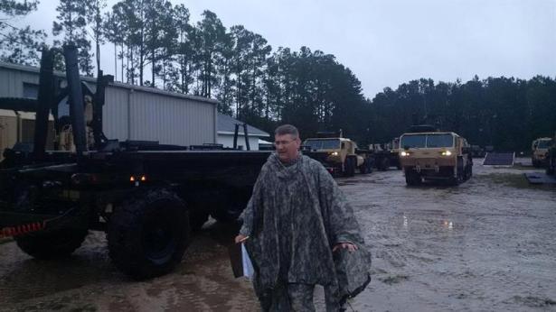 Fotografía cedida por South Carolina National Guard (SCNG), del 6 de octubre de 2015, que muestra soldados del SCNG con la 108 Chemical Company, mientras trabajan en la emergencia provocada por las inundaciones debido a las fuertes lluvias que han roto diques, producido evacuaciones y han dejado nueve muertos. EFE/US ARMY NATIONAL GUARD/BRIAN HARE 