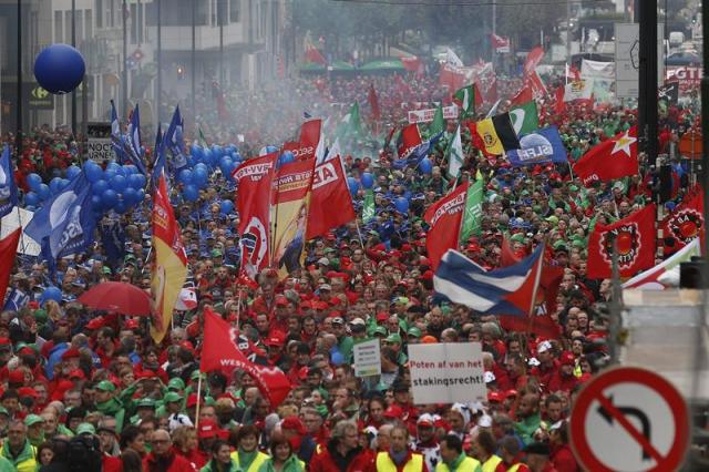 Vista general de la manifestación en contra de los recortes del gobierno central en Bruselas, Bélgica hoy 7 de octubre de 2015. Entre 80.000 y 100.000 personas, convocadas por los principales sindicatos del país, se manifestaron hoy en Bruselas con motivo del primer año de gobierno del Ejecutivo federal belga. EFE/Laurent Dubrule