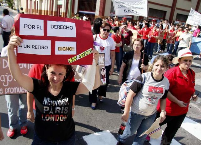 Docentes de colegios y escuelas privadas de Paraguay marchan hoy, miércoles 7 de octubre de 2015, por las calles del centro de Asunción, Paraguay. Los maestros marcharon hasta el Ministerio de Hacienda de Asunción para exigir un plan de jubilación de los mismos. EFE/Andrés Cristaldo Benítez