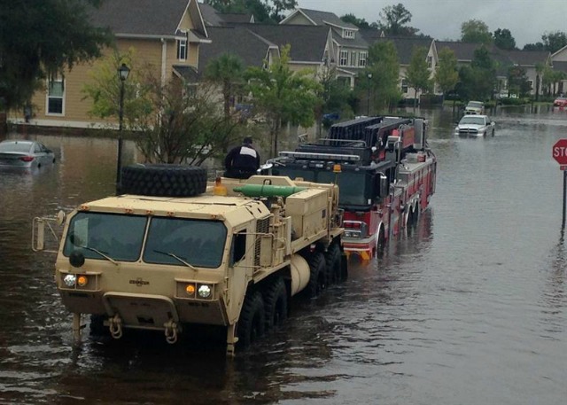 Fotografía cedida por South Carolina National Guard (SCNG), del 6 de octubre de 2015, que muestra soldados del SCNG con la 108 Chemical Company y el apoyo de un 1-118th FSC mientras trabajan en la emergencia provocada por las inundaciones debido a las fuertes lluvias que han roto diques, evacuaciones y nueve muertos. EFE/US ARMY NATIONAL GUARD/BRIAN HARE 