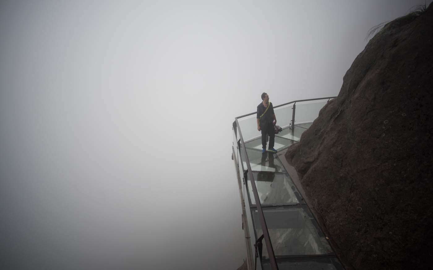 Un puente de vidrio que pone a prueba los nervios de los turistas (fotos)