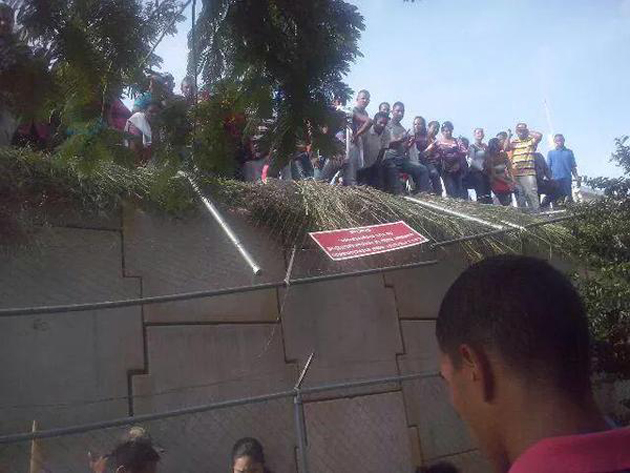 Trece personas resultaron heridas en Makro de Anaco tras caerse una cerca