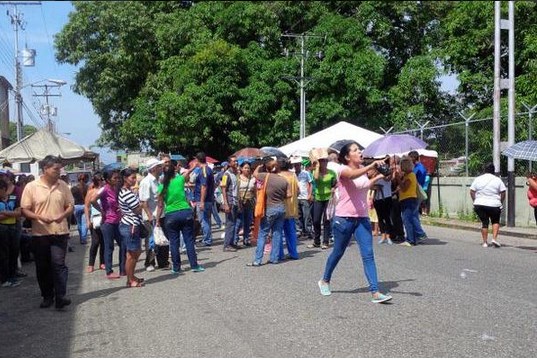 Así se encuentran las colas en algunos establecimientos de comida #12Oct