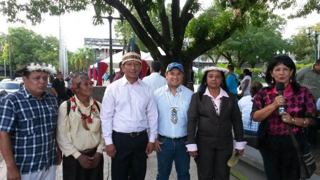 Olnar Ortiz, coordinador FPAmazonas ( centro) con representantes indígenas en Amazonas.