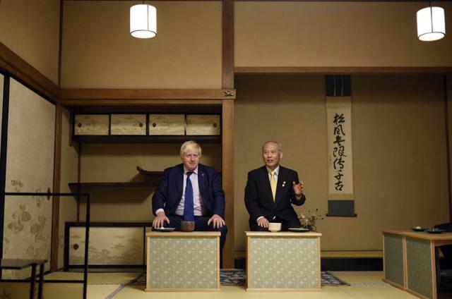 El alcalde de Londres, Boris Johnson (izda), camina junto al gobernador de Tokio (Japón), Yoichi Masuzoe (dcha), asisten a una ceremonia del té en el templo Meiji en Tokio (Japón) hoy, 14 de octubre de 2015. EFE/Franck Robichon