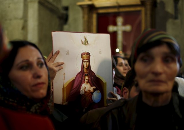 La gente asiste a un servicio religioso en la Catedral Svetitskhoveli en la antigua capital de Georgia Mtskheta 14 de octubre de 2015. La Iglesia Ortodoxa de Georgia el miércoles celebró el día de la "Heaton del Señor y el Pilar Milagrosa Santa exuda", también conocido como el Día de los Catedral Svetitskhoveli. REUTERS / David Mdzinarishvili