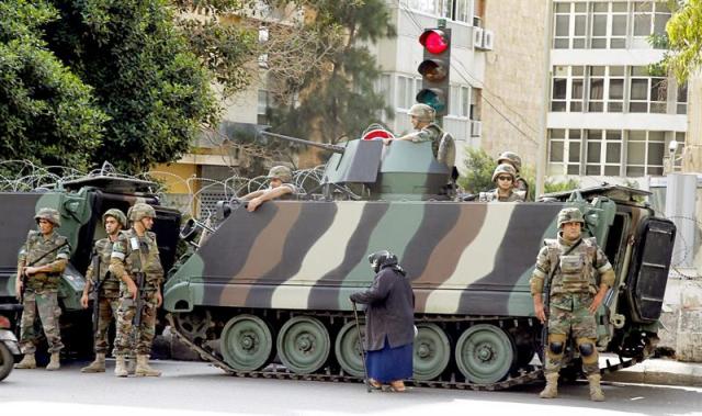  Soldados libaneses hacen guardia a las puertas de la embajada rusa durante una manifestación contra Rusia convocada por clérigos musulmanes suníes en Beirut (Líbano) hoy, 14 de octubre de 2015. Cientos de clérigos suníes se han reunido para protestar en contra de los bombardeos de Rusia en Siria. EFE/Nabil Mounzer