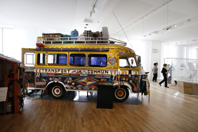 Un autobús senegalés se representa durante una presentación a la prensa del Musée de l'Homme (Museo del Hombre) en París el 14 de octubre de 2015, por delante del museo de reapertura el 17 de octubre 2015 después de seis años de renovación. AFP PHOTO / PATRICK KOVARIK