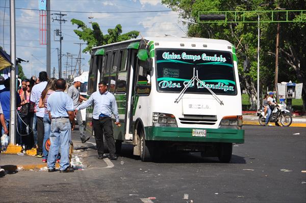 En una odisea se convirtió el transporte público en Carabobo