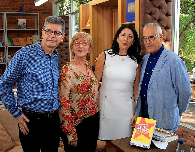 Francisco Olivares (izq), Elizabeth Camino, la autora Thays Peñalver y Nelson Bocaranda (der)