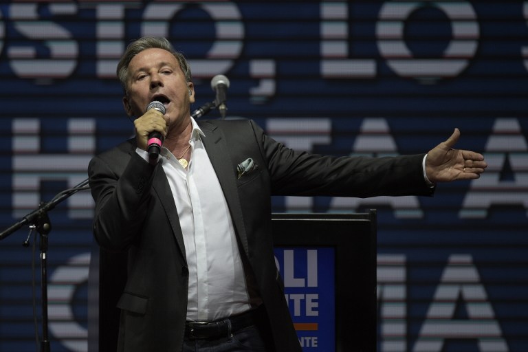 Montaner brinda nota musical en cierre de campaña de Scioli en Argentina