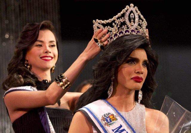 En esta imagen, tomada el 18 de octubre de 2015, Argenis González, de 24 años, es coronado Miss Gay Venezuela por el ganador del certamen del año anterior, Sandro Porras, en Caracas, Venezuela. La corona fue diseñada por Gorge Wittels, que también es el responsable de las tiaras de Miss Venezuela. Cuando no se viste con ropa de mujer, González, un comunicador social, atiende al nombre de Manuel. (Foto AP/Ariana Cubillos)