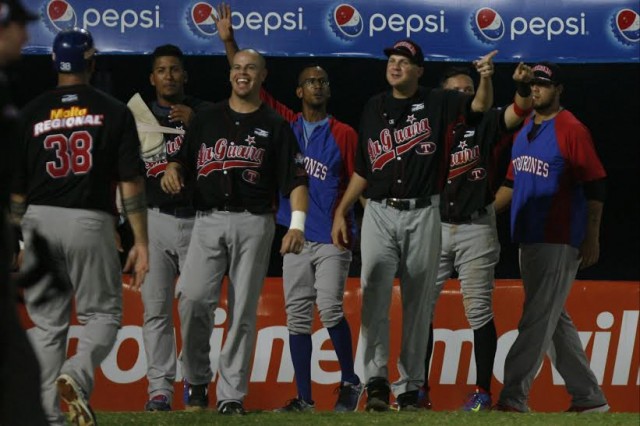 Tiburones de La Guaira enfrenta a Las Aguilas del Zulia en el estadio Luis Apricio Foto: Carlos Sosa| | AVS Photo Report 