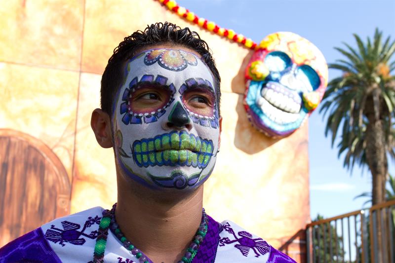 Cementerio en EEUU celebra el Día Muertos con altares a favor de indocumentados