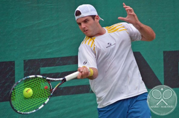 El venezolano Luis Fernando Ramirez (ATP 1660) pegando de forhand