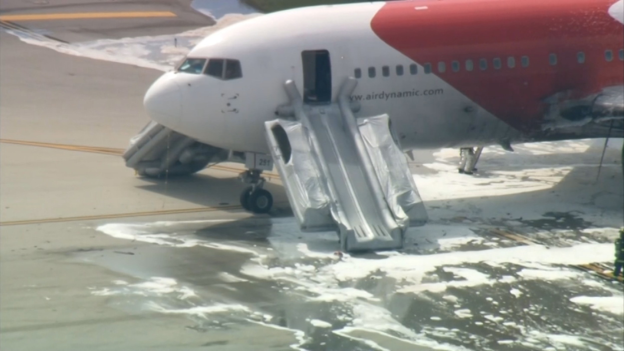 Pasajera del vuelo de Dynamic: Estaba todo quemado por nuestra ventana (Video)