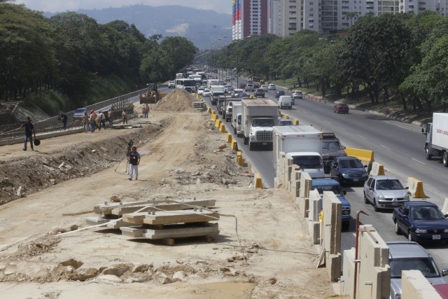 Reportan por segundo día consecutivo cola en la autopista Valle – Coche