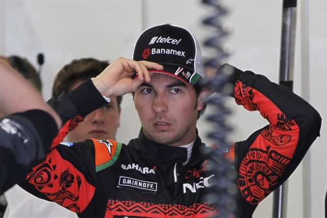  El mexicano Sergio Pérez de la escudería Force India durante la primera jornada de entrenamientos de Fórmula Uno hoy, viernes 30 de octubre de 2015, en el circuito Hermanos Rodríguez de Ciudad de México. EFE/José Méndez