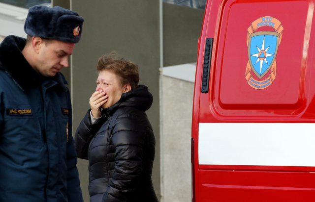 MOS. St. Petersburg (Russian Federation), 31/10/2015.- A relative of a passenger of MetroJet Airbus A321 weeps at Pulkovo II international airport in St. Petersburg, Russia, 31 October 2015. A Russian plane which went missing in Egypt on 31 October 2015 with 224 aboard has crashed in the Sinai, the Egyptian Civil Aviation Ministry confirmed. The ministry said in a statement that the debris from the plane had been found near the al-Arish airport, in the Sinai Peninsula. The plane was on a flight to St Petersburg, in Russia, reported the Itar-Tass news agency. (Egipto, Rusia) EFE/EPA/ANATOLY MALTSEV