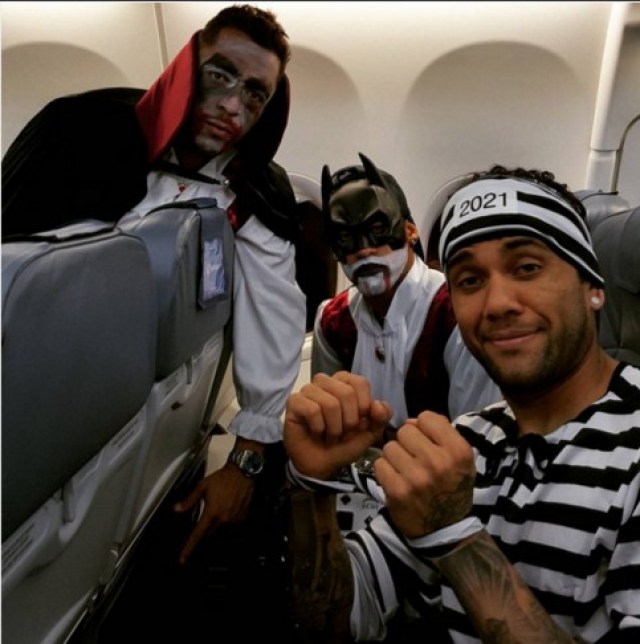 Los jugadores del Barça lo pasaron bien en su vuelta a Madrid, tras la victoria ante el Getafe. Adriano se vistió como Drácula, Neymar a lo Batman y Dani Alves fue el mejor presidiario de la expedición culé.