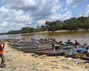 Barcazas frente a la carcel de El Dorado al sur del estado Bolívar (2)