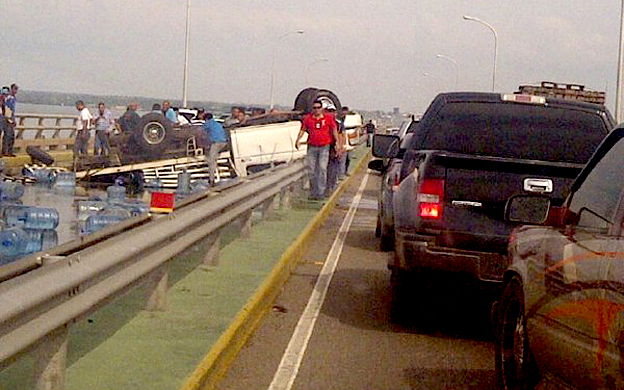 Vuelco de camión interrumpe paso por el puente sobre Lago de Maracaibo