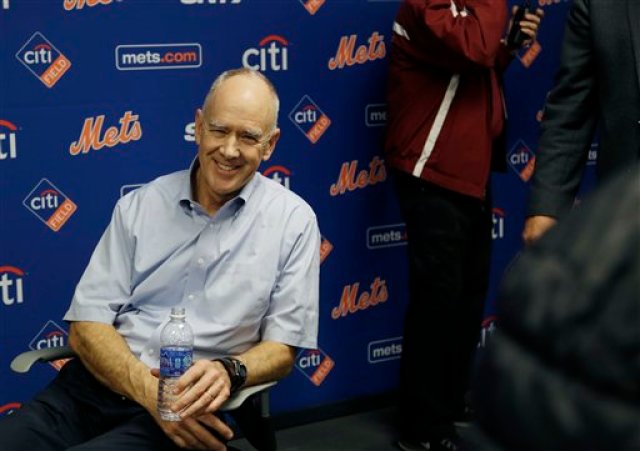 El gerente general de los Mets, Sandy Alderson, descansa en una silla tras desmayarse en una conferencia de prensa el miércoles, 4 de noviembre de 2015, en Nueva York. (AP Photo/Seth Wenig)