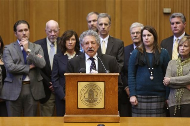 Paul Soglin, alcalde de Madison, habla durante una conferencia de prensa en el edificio muncipal de Madison, en esta ciudad de Wisconsin, el miércoles 4 de noviembre de 2015, con relación al cierre de la planta de Oscar Mayer en la región norte de la ciudad. Dicha planta fue fundada hace casi un siglo y cerrará como parte de una estrategia de la compañía matriz, Kraft Heinz Food Co., según anunció ésta el miércoles. (Amber Arnold/Wisconsin State Journal vía AP)