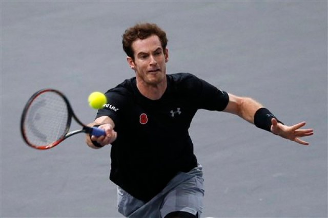 Andy Murray devuelve una pelota ante Borna Coric en el Masters de París el miércoles, 4 de noviembre de 2015, en París.  (AP Photo/Francois Mori)