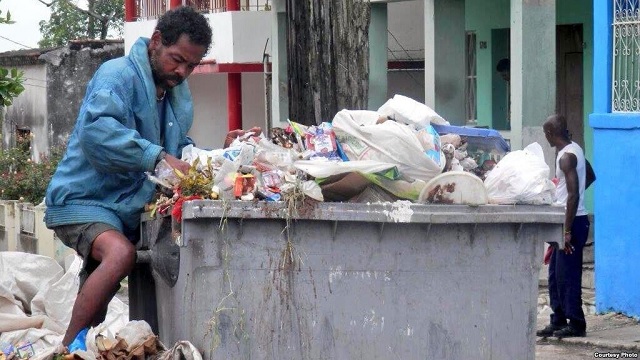 En la recogida de desechos reciclables por parte de la población desempeñan un importante papel los llamados “buzos”, a los que se ve a menudo buscando en depósitos de basura y basureros. Y aunque se ha creado una licencia para trabajar por cuenta propia en esta actividad, muchos se dedican a ella sin obtener el permiso / Foto Martí Noticias