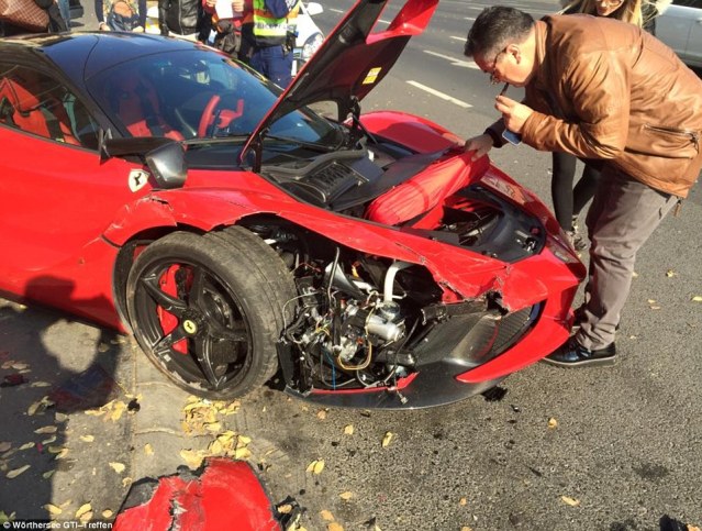 LaFerrari-crash2