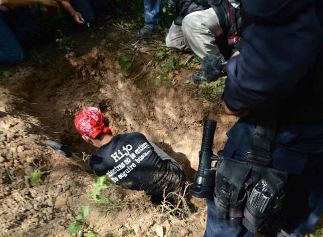 Miembros del grupo de Los Otros Desaparecidos de Iguala, en Guerrero (México), ubican hoy, domingo 8 de noviembre de 2015, ocho nuevas fosas clandestinas en la colonia Tijerillas, que podrían contener restos humanos, informaron a Efe. La organización de civiles, que surgió hace un año tras la desaparición de los 43 estudiantes de la Escuela Normal Rural de Ayotzinapa, se dedica a la búsqueda de fosas por la zona y a tratar de que los cuerpos que se encuentran sean identificados. En este último año han logrado encontrar más de un centenar de cuerpos. Después de la época de lluvias, reanudaron hoy la búsqueda encontrando ocho fosas en las que podría haber cadáveres de seres humanos, además de unos restos óseos. EFE/STR