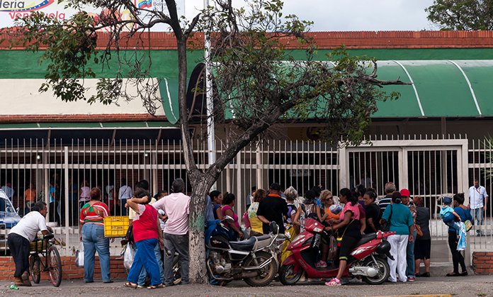 Tras ocho horas en cola, usuarios del Mercal de Patarata recibieron insultos y groserías