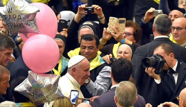 El papa Francisco a su llegada a una audiencia con los miembros de la Orden de los Siervos de La Caridad en el Aula Pablo VI o Sala Nervi, en la Ciudad del Vaticano, hoy 12 de noviembre de 2015. EFE/Ettore Ferrari