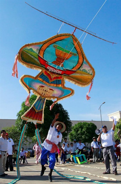 Fabricantes de cometas de Camboya llevan sus cometas para participar hoy, miércoles 11 de noviembre de 2015, en el festival anual de cometas Khmer en Nom Pen (Camboya). Fabricantes de cometas de diferentes provincias participan en el festival de vuelo. EFE/MAK REMISSA