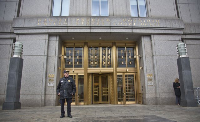 Un oficial se para frente a la Corte Federal de Estados Unidos en la que dos sobrinos de la primera dama de Venezuela enfrentan cargos por narcotráfico tras ser arrestados en Haití, el jueves 12 de noviembre de 2015 en Nueva York. La corte acusó el jueves a los jóvenes de confabularse para introducir 800 kilogramos de cocaína a ese país. (AP Foto/Bebeto Matthews)