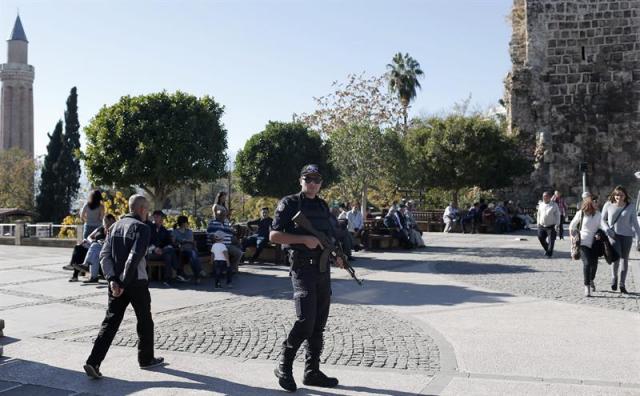 Foto: Guardias de la policía turca con su arma en el centro de la ciudad de Antalya, 14 de noviembre de 2015. En adicional a los debates sobre la economía mundial, la agrupación de las naciones líderes del G-20 se ajusta a centrarse en Siria durante su cumbre este fin de semana, incluyendo la crisis de los refugiados y la amenaza de terrorismo. (Terrorismo, Siria, Turquía) EFE / EPA / SEDAT SUNA