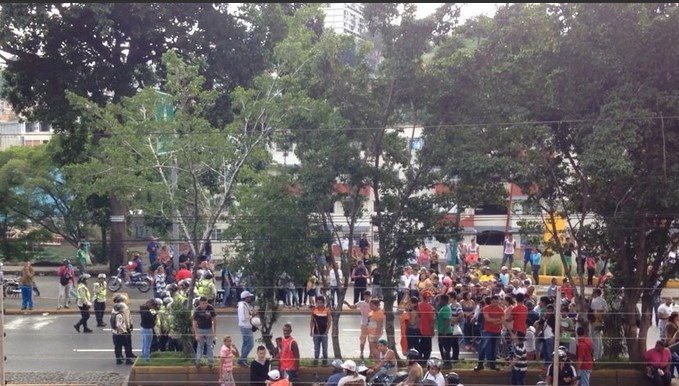 Cacerolazo y tranca en Catia por falla de Mercal (video)